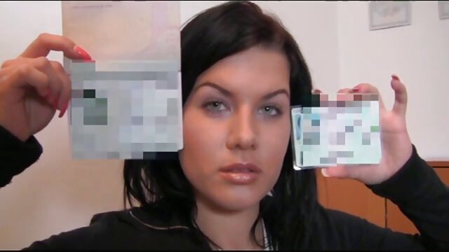 Best porn : Ny brunette mahafatifaty dia mitaingina akoho miaraka amin'ny kilalao ao amin'ny bozakany XXX videos