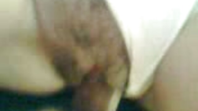 Best porn : Petite sexpot nobodin'ny olon-tsy fantatra niaraka tamin'ny akoho lehibe tao anaty kabine XXX videos